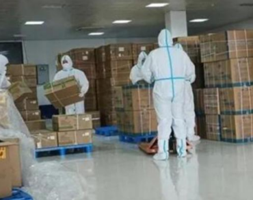 為保供，消防員利用手動液壓搬運車調(diào)運物資